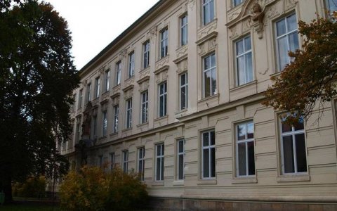 fasáda Gymnázia  Poděbrady